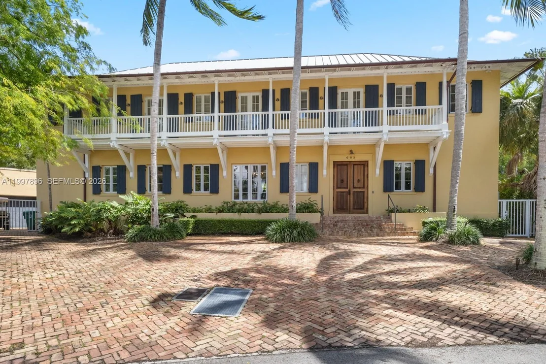 Photo of 685 Harbor Ln