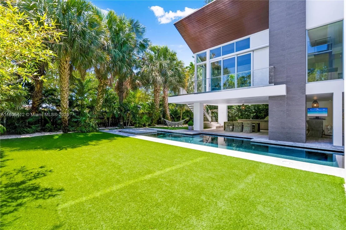 Photo of 545 SABAL PALM