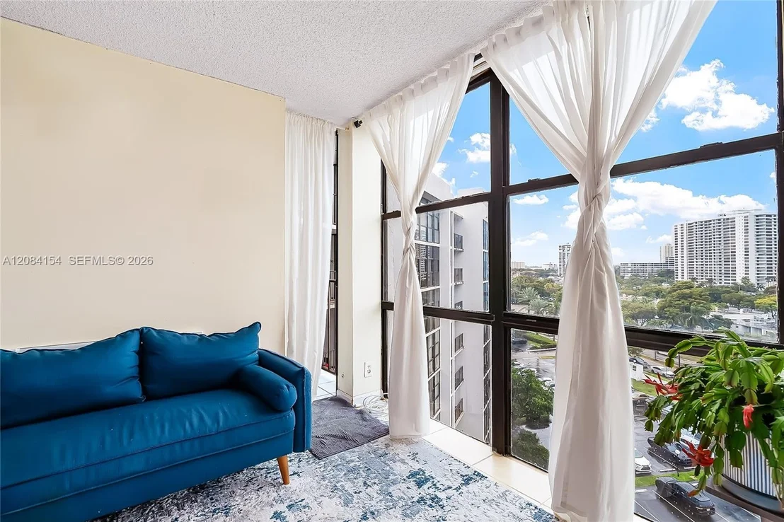Photo of Unit 901 at 800 Parkview Dr