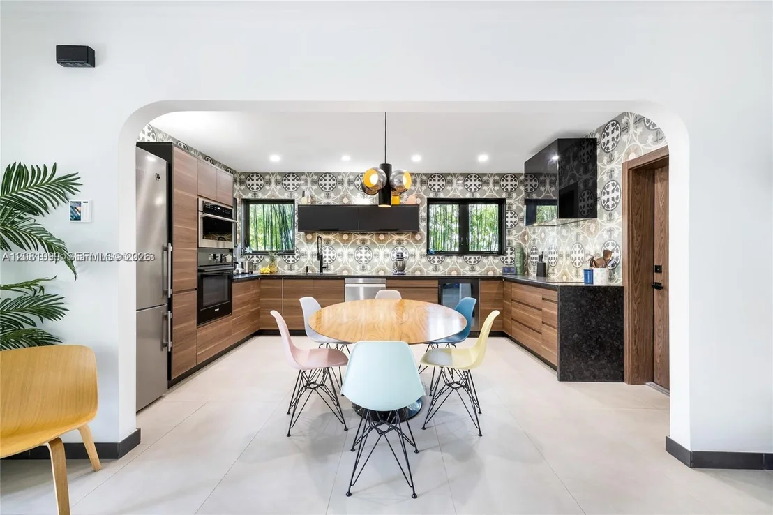 Photo of 8818 Carlyle Ave