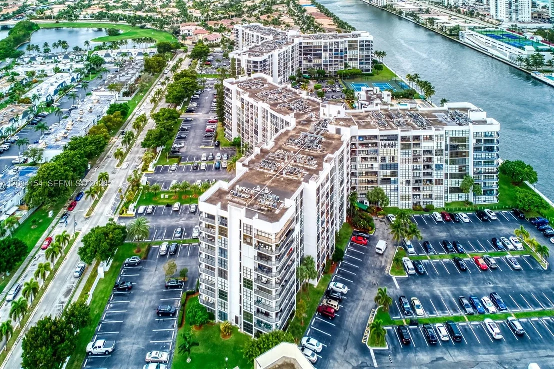 Photo of Unit 901 at 800 Parkview Dr