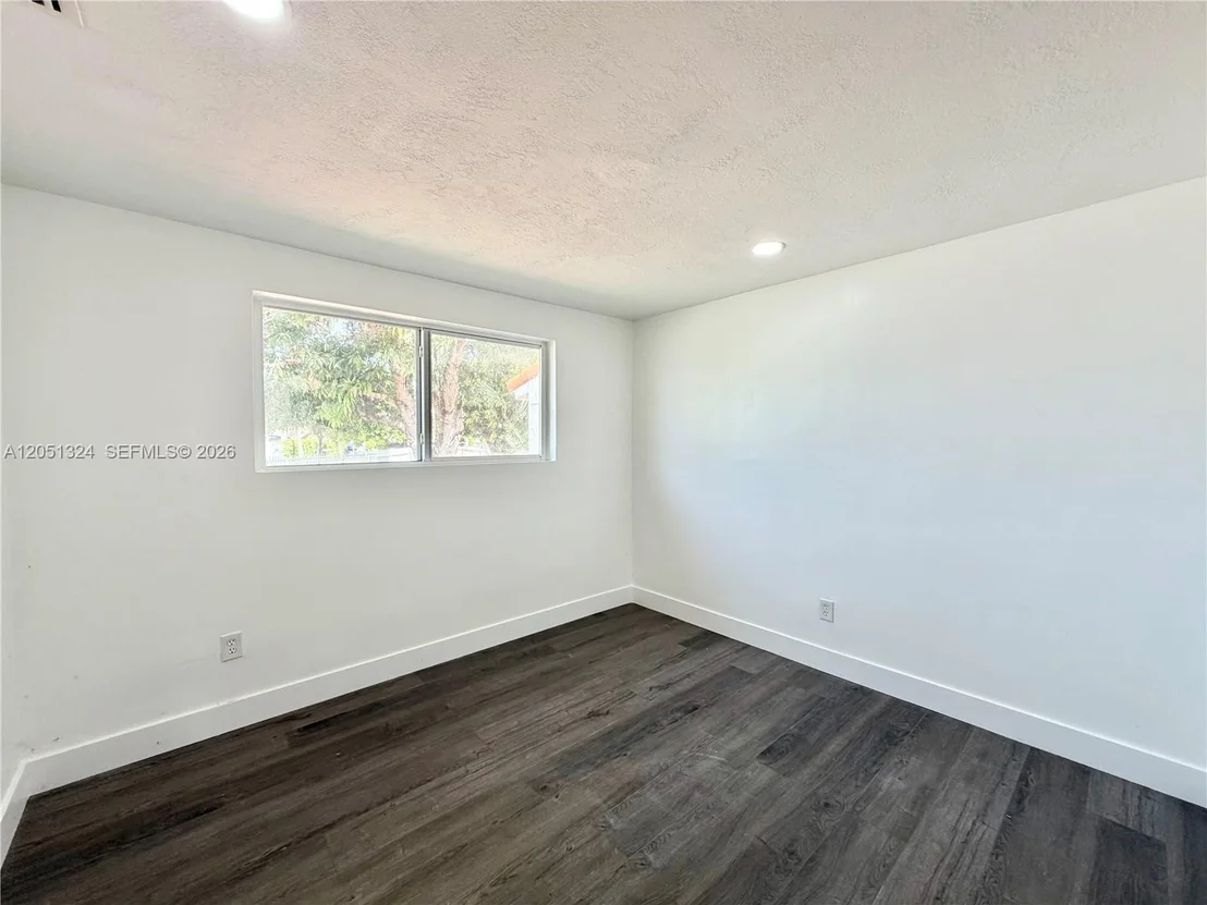 Photo of 685 SE Park Dr