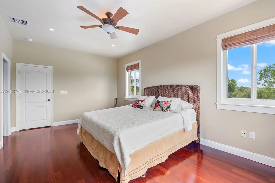 Photo of 365 Loeb ave