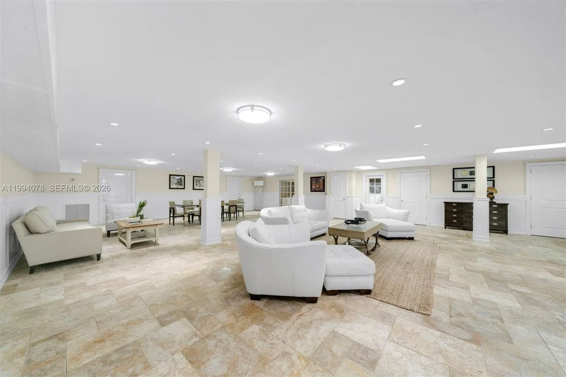 Photo of 585 Arvida Pkwy