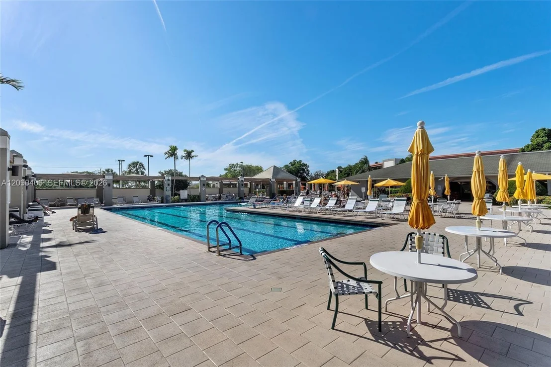 Photo of Unit D4 at 1902 Bermuda Cir