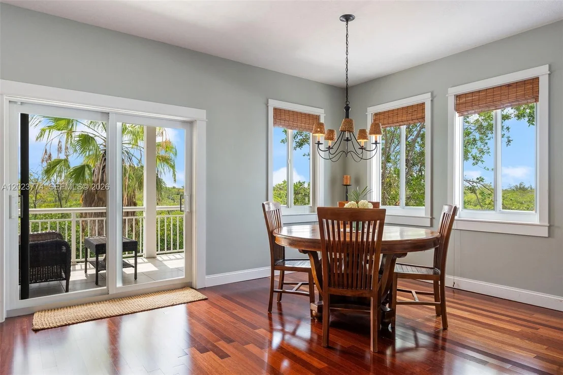 Photo of 365 Loeb ave