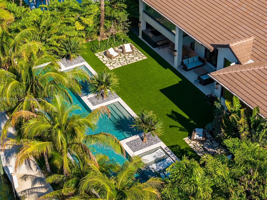 Photo of 110 Holiday Dr