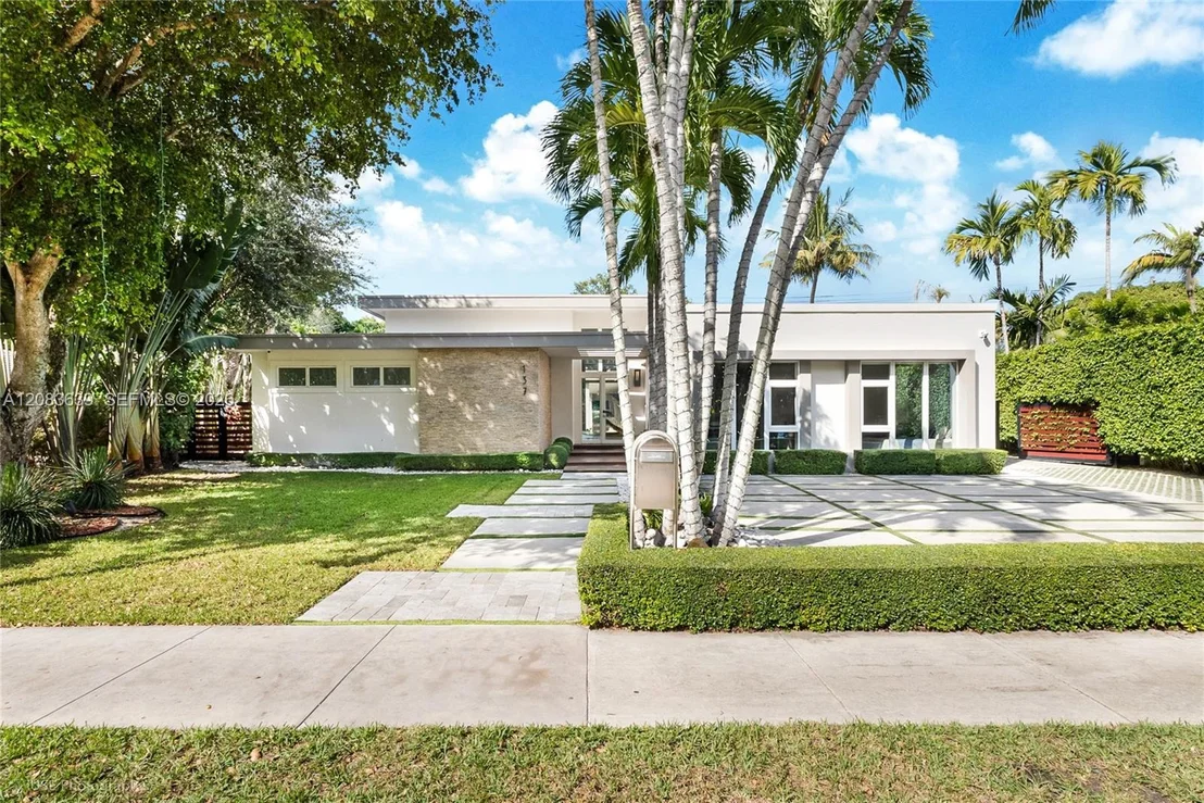 Photo of 137 W Shore Dr