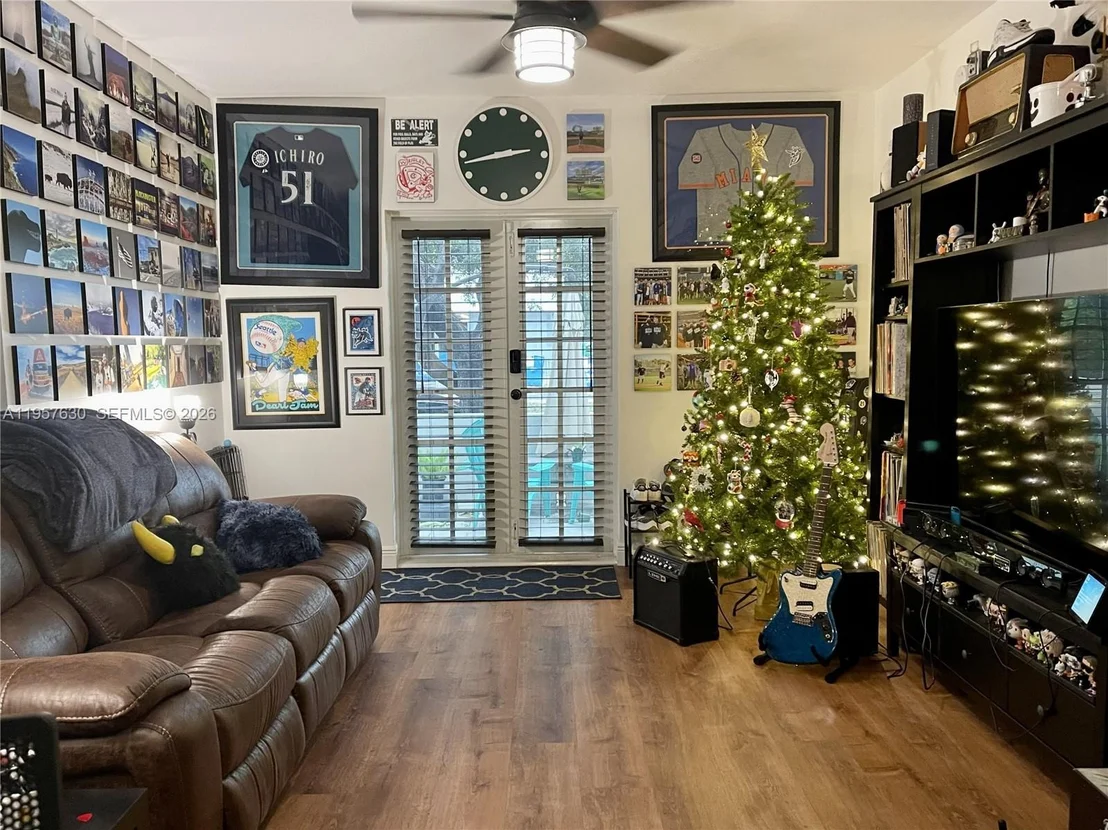 Photo of Unit 4 at 2463 Pine Tree Dr