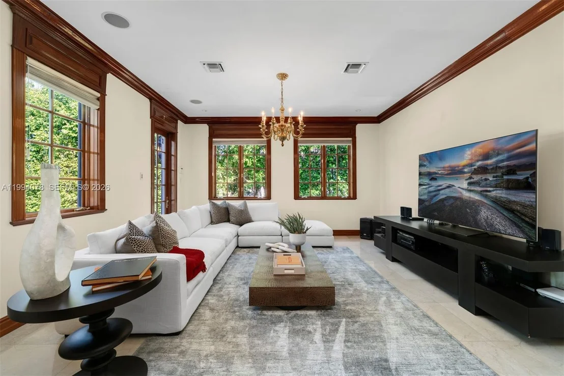 Photo of 585 Arvida Pkwy
