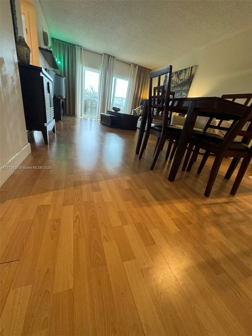 Photo of Unit 304 at 4330 Hillcrest Dr