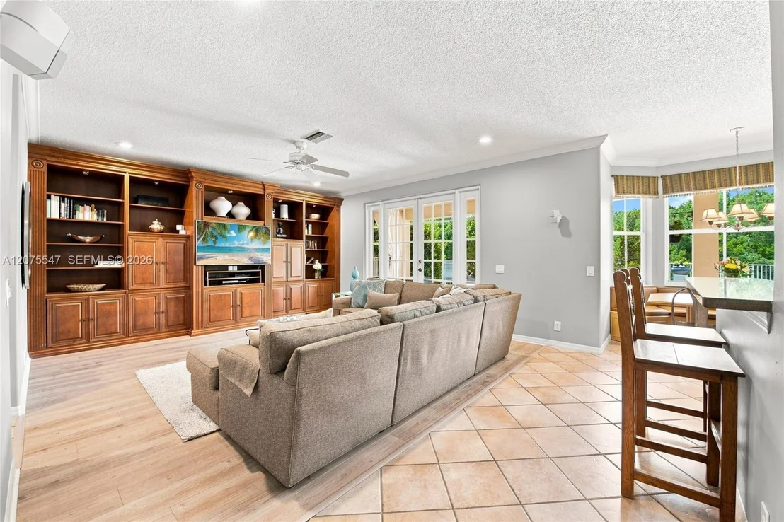 Photo of 861 Crestview Cir