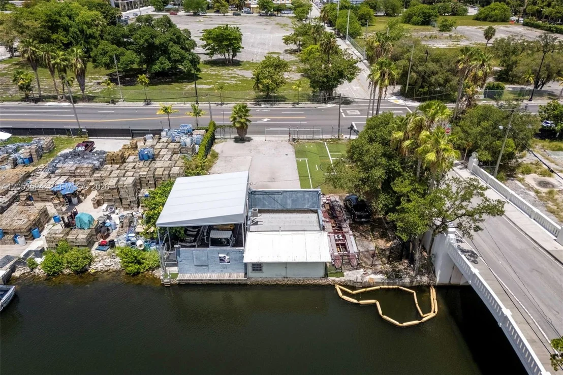 Photo of 700 NW 7th Ave