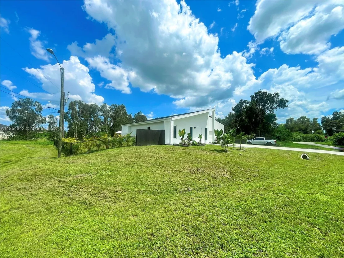 Photo of 395 Pace Avenue