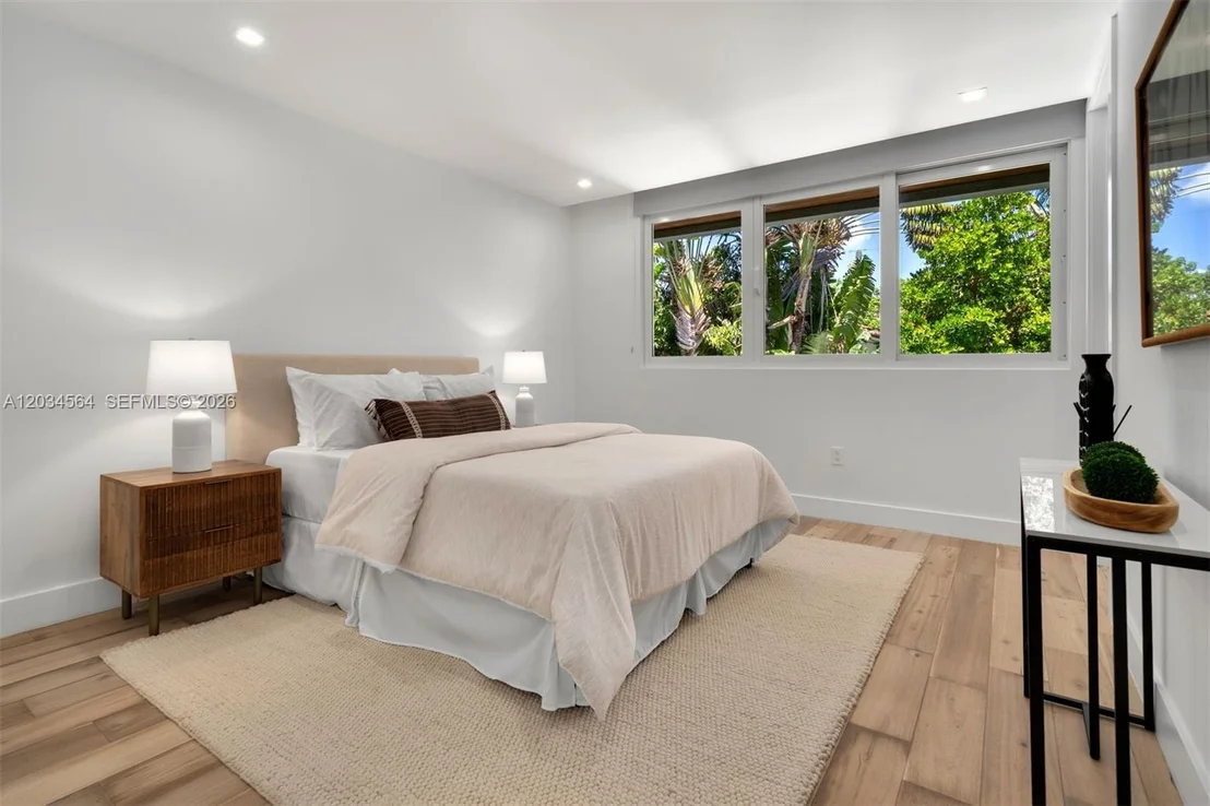 Photo of 425 Harbor Dr