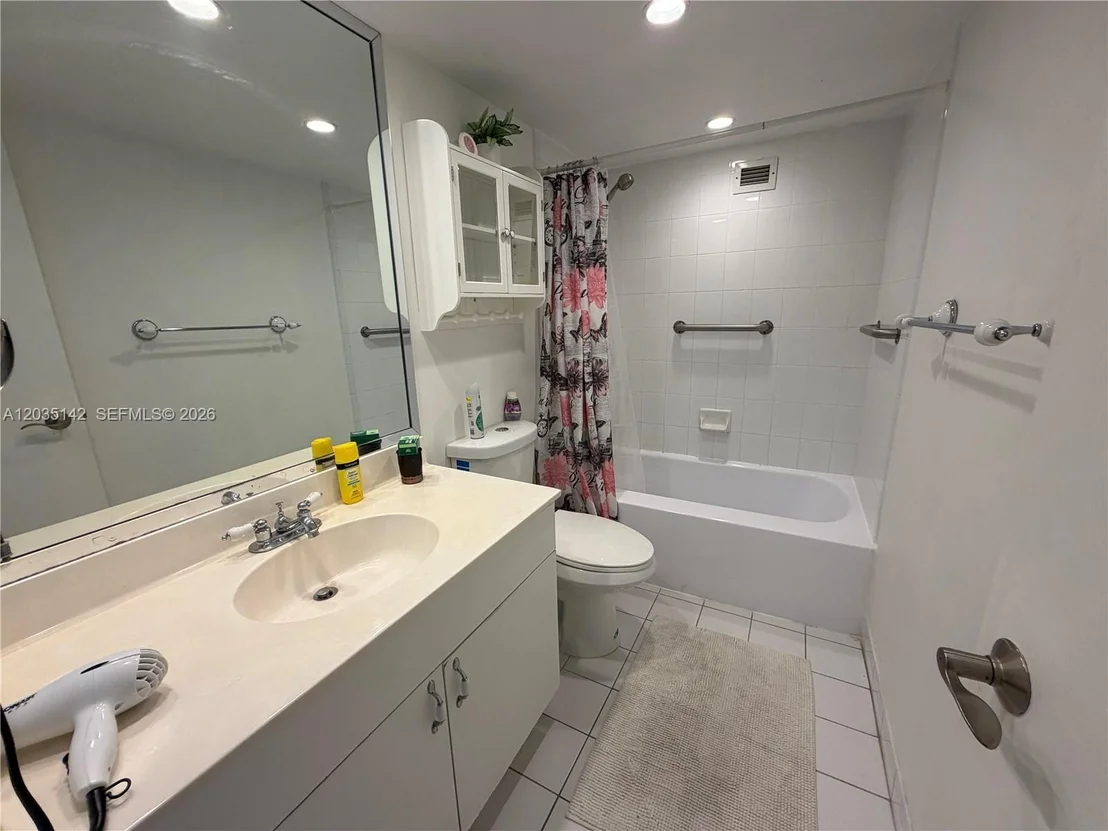 Photo of Unit 310 at 5161 Collins Ave