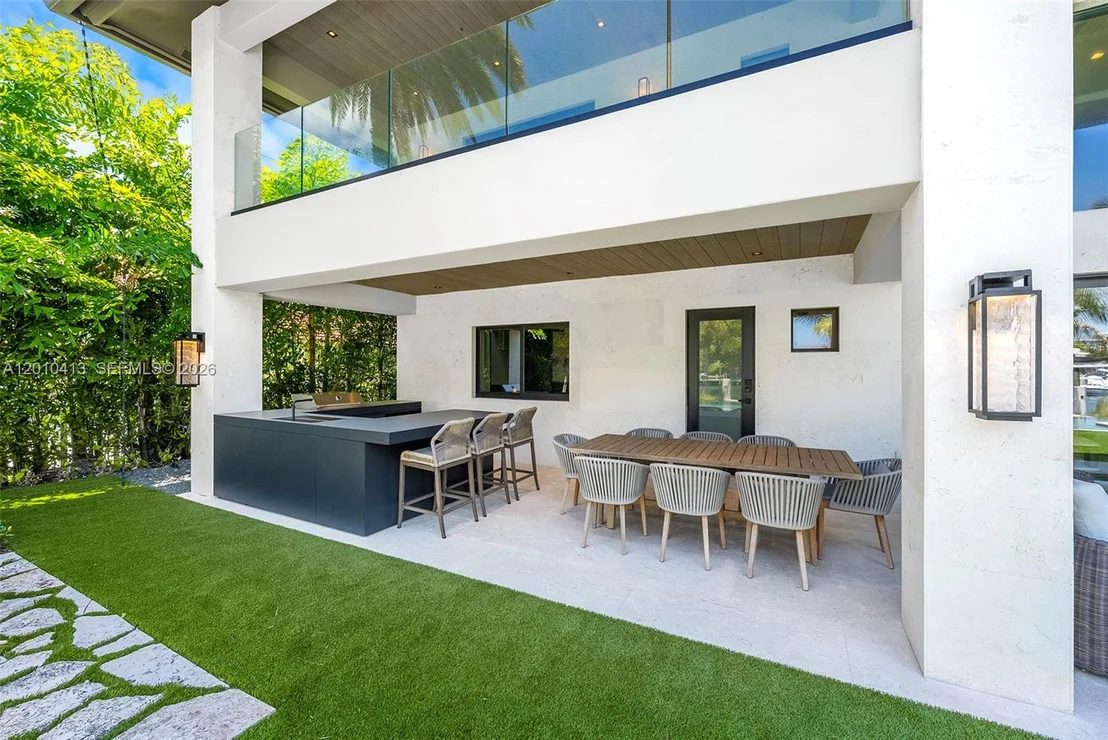 Photo of 110 Holiday Dr