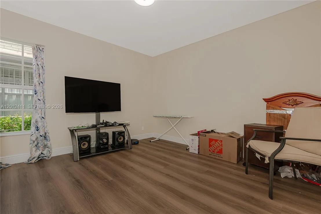 Photo of 395 W 39th Pl