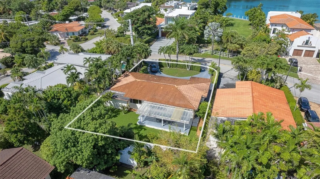 Photo of 9217 Bay Dr