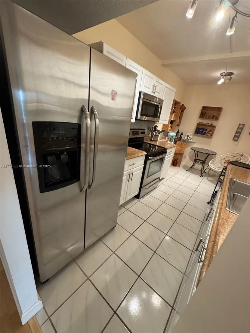 Photo of Unit 304 at 4330 Hillcrest Dr
