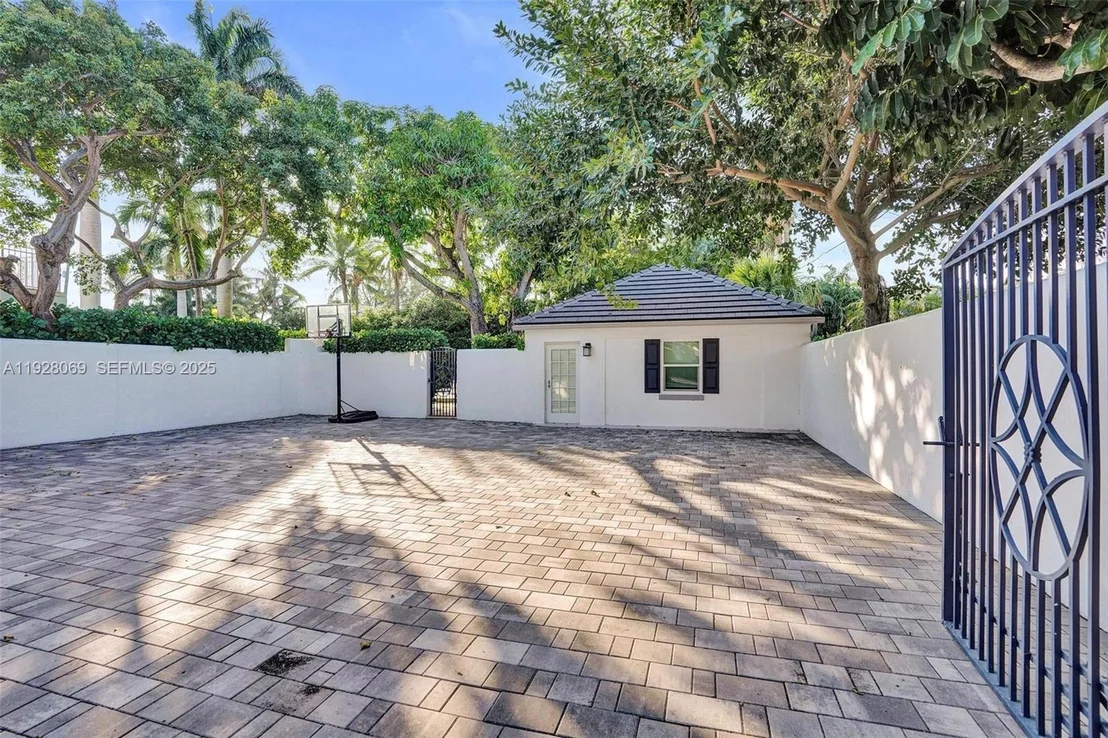 Photo of 1281 Banyan Rd