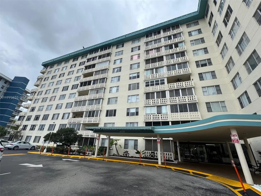 Photo of Unit 304 at 4330 Hillcrest Dr