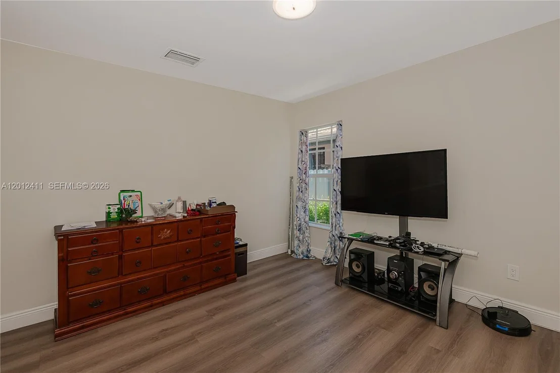Photo of 395 W 39th Pl