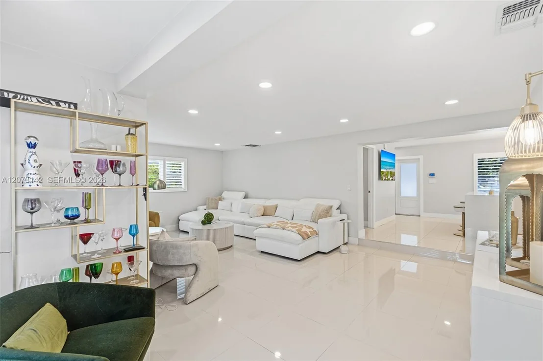Photo of 932 Bird Rd