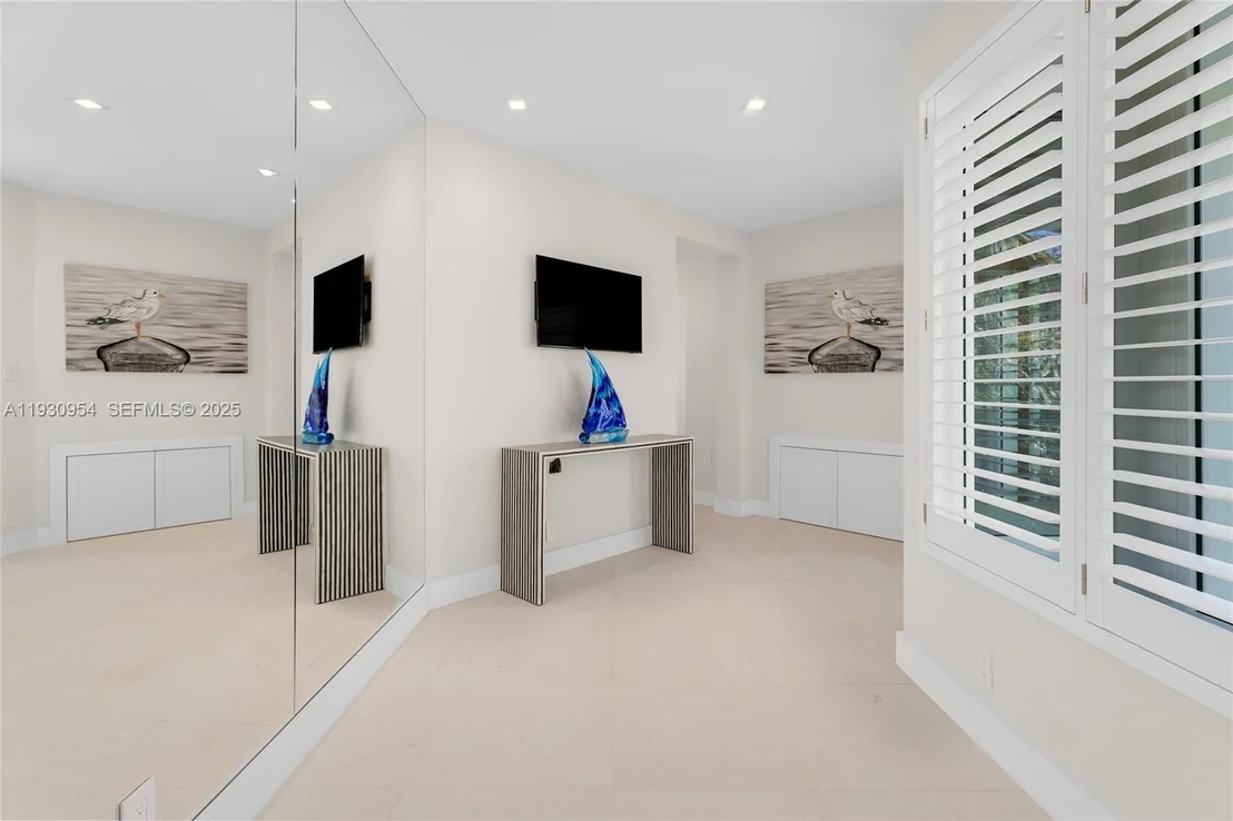 Photo of 180 Pompano Dr