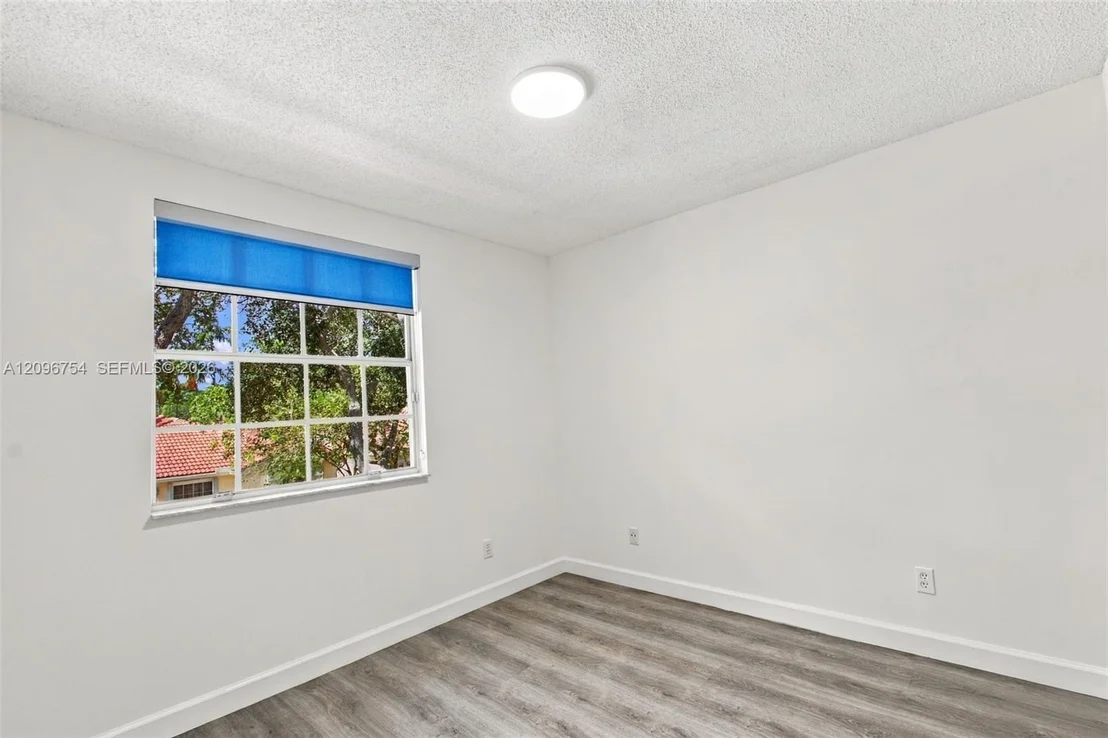 Photo of 967 Azure Ln