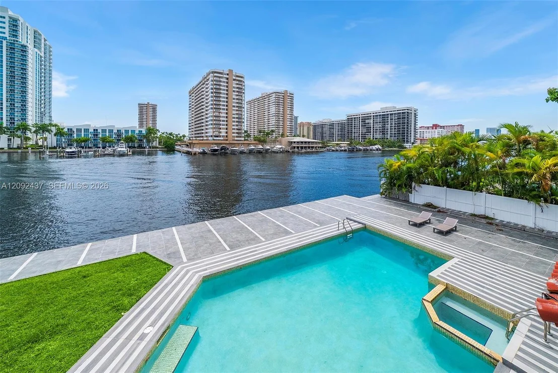 Photo of 507 Palm Dr