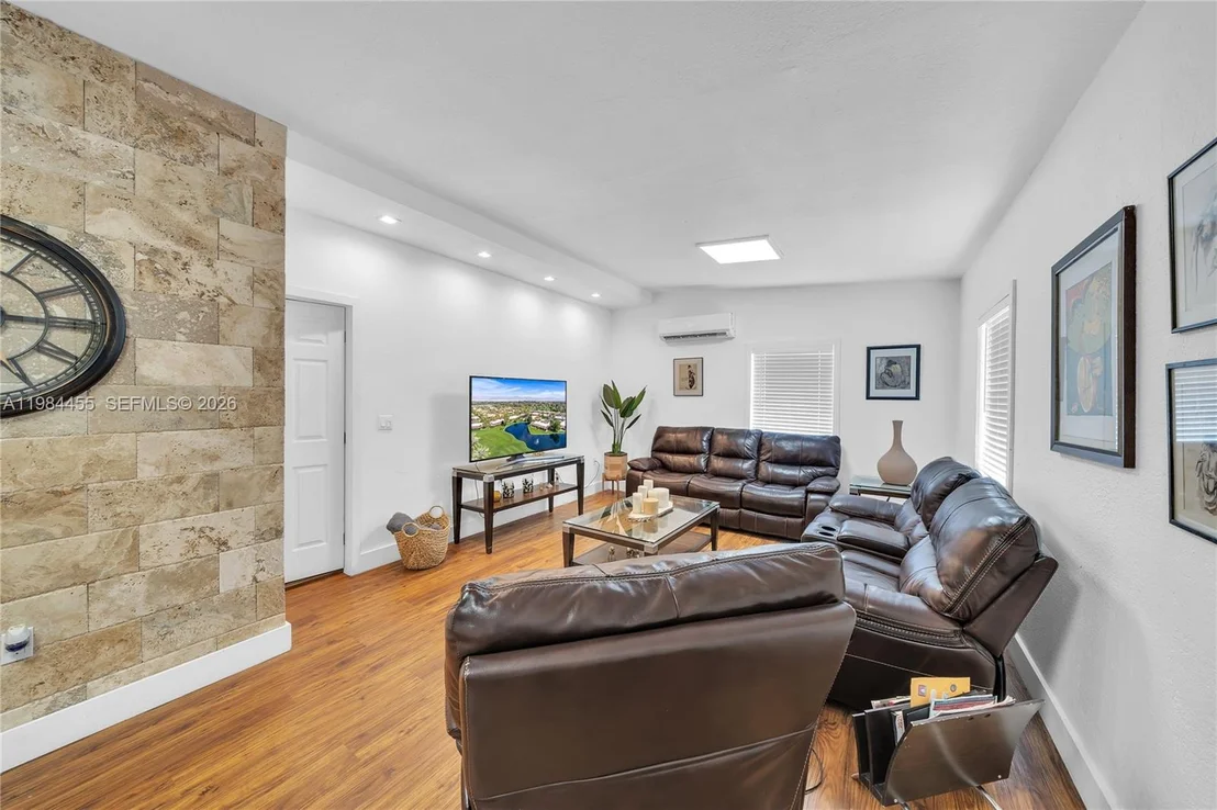 Photo of 213 W 20th St