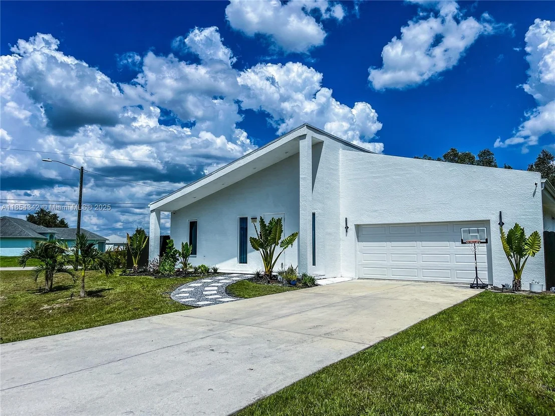 Photo of 395 Pace Avenue