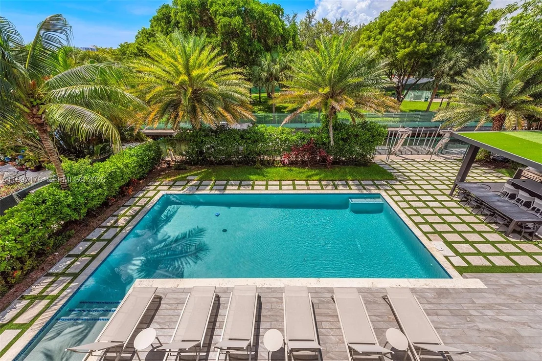 Photo of 521 Holiday Dr