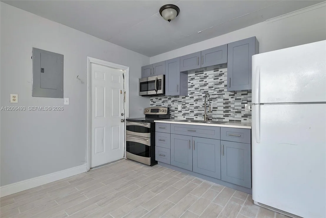 Photo of 562 W 4th St