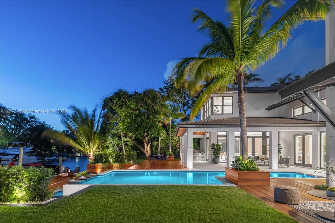 Photo of 4241 Palm Ln