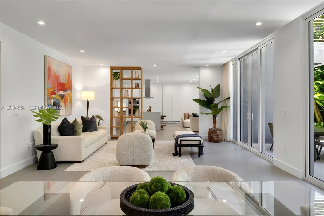 Photo of 425 Harbor Dr