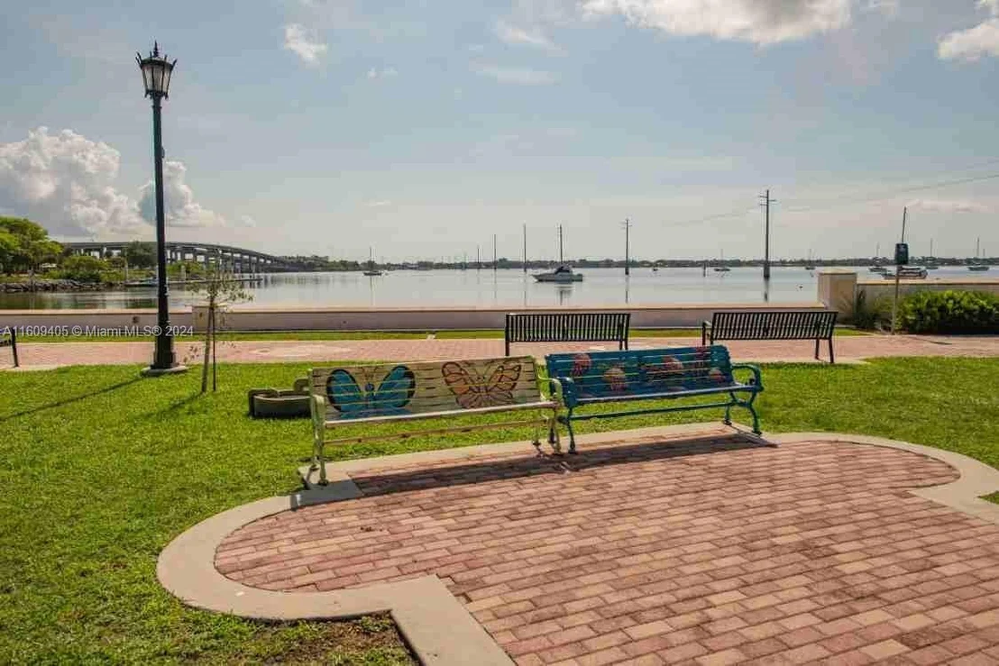 Photo of 1613 N Indian River Drive