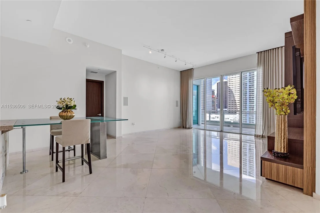 Photo of Unit 1002 at 900 Brickell Key Blvd