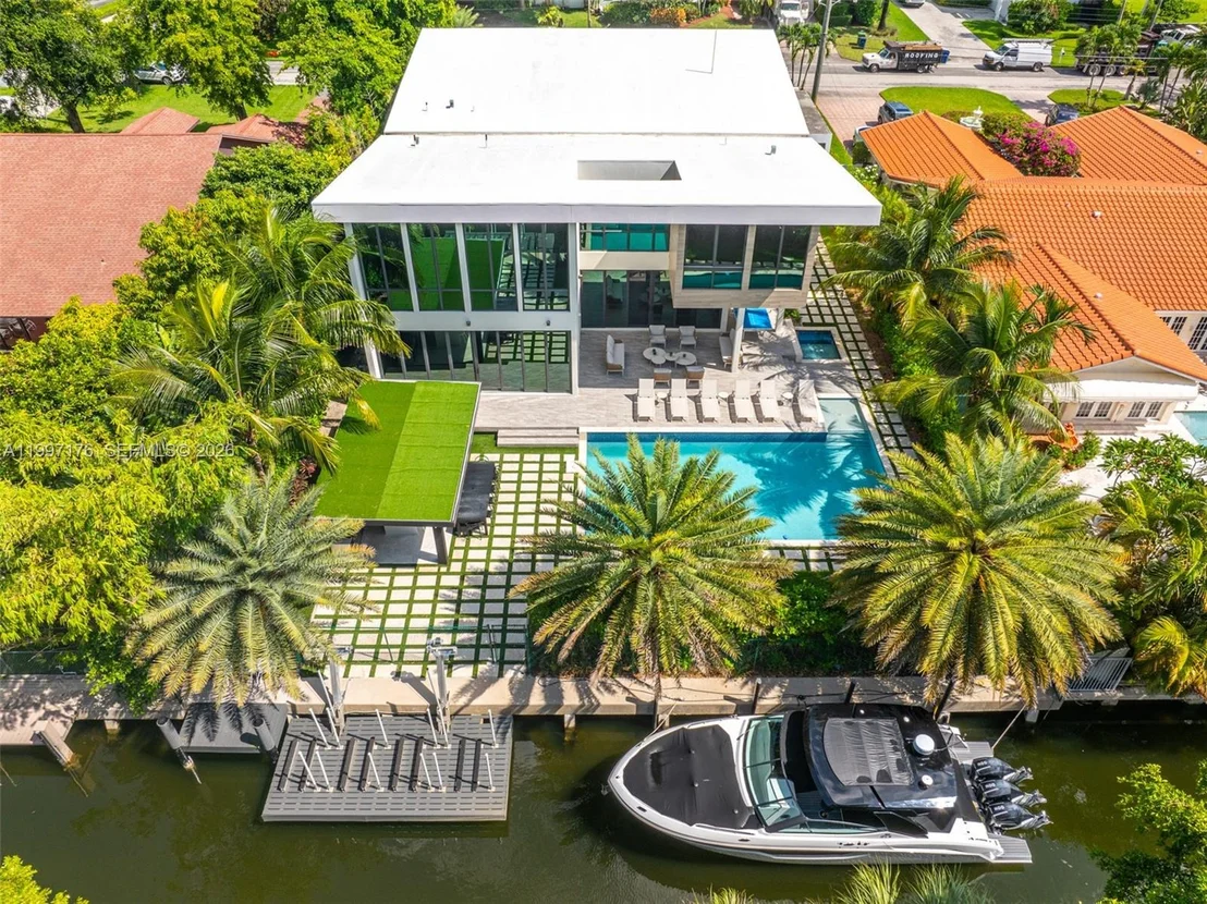 Photo of 521 Holiday Dr