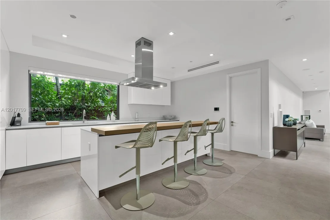 Photo of 10 Samana Dr