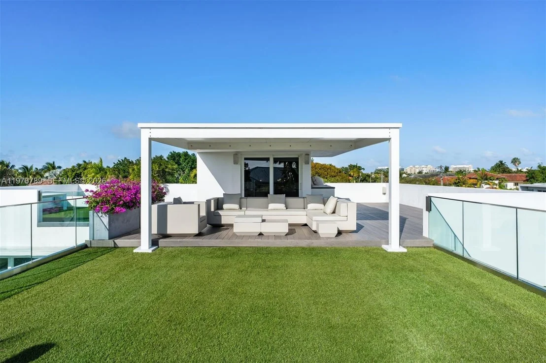 Photo of 741 Harbor Dr