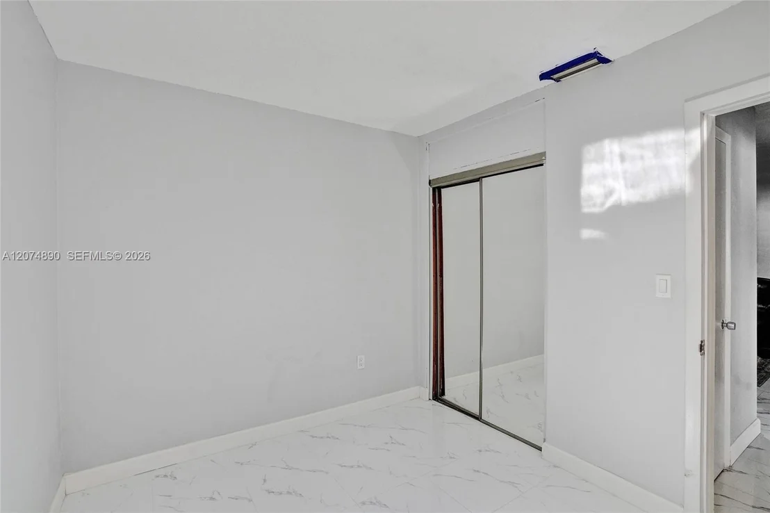 Photo of 903 W 77th St