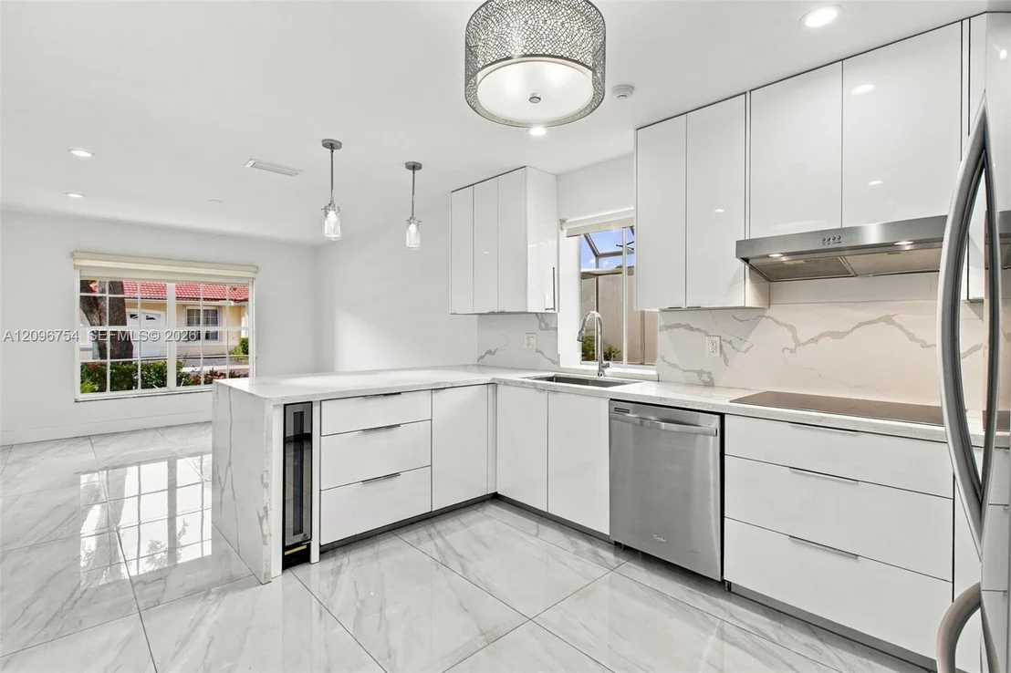 Photo of 967 Azure Ln