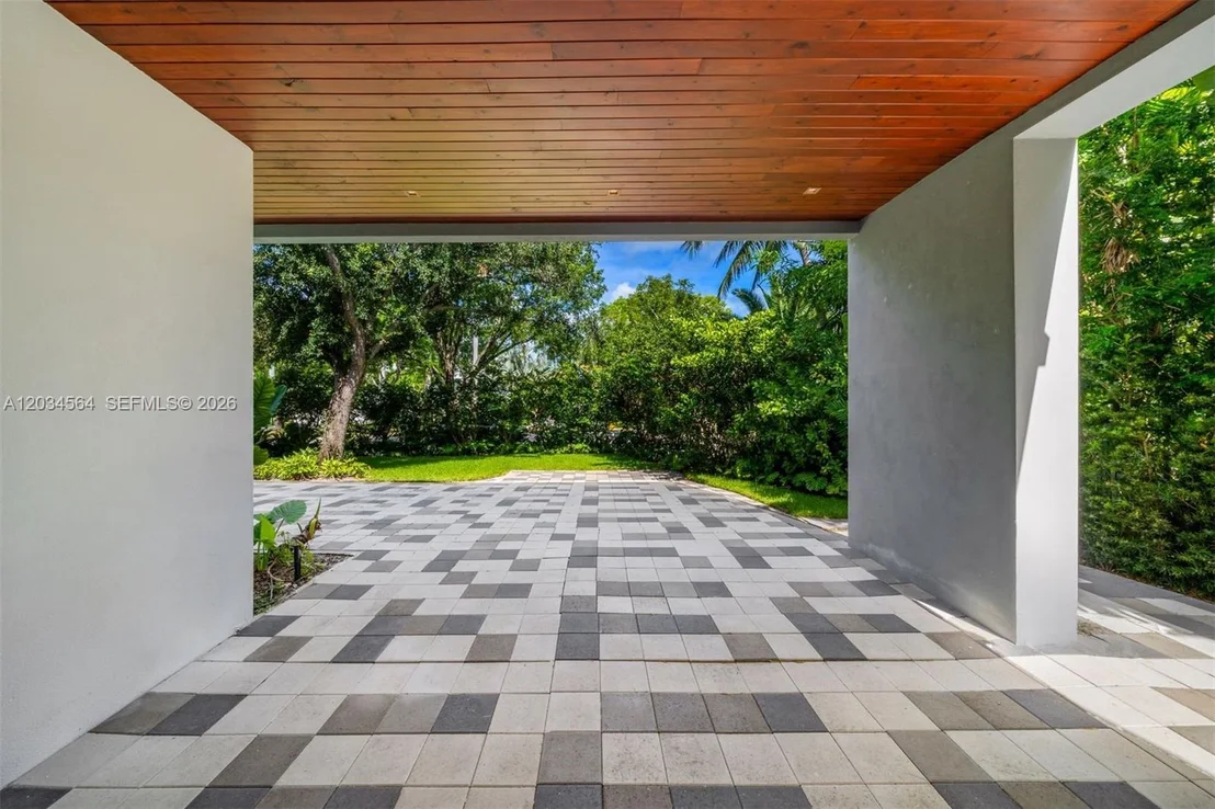 Photo of 425 Harbor Dr
