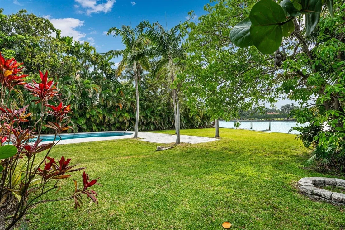 Photo of 9250 Bay Dr