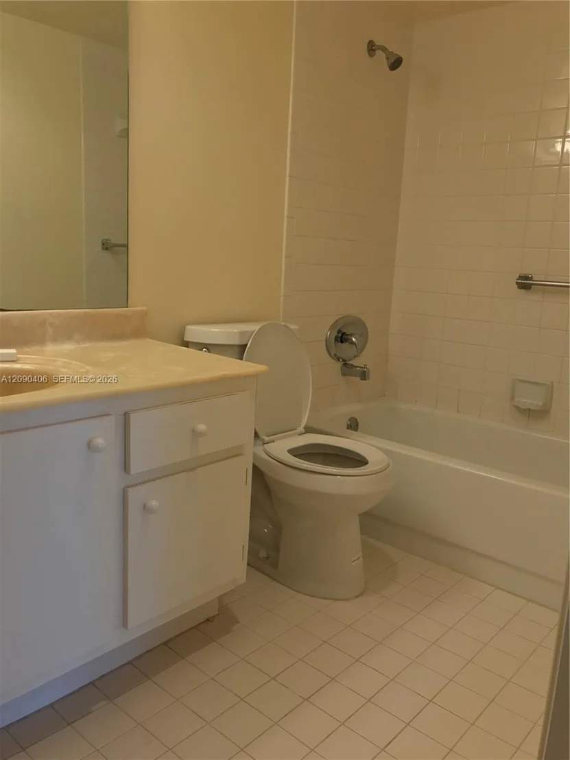 Photo of Unit D4 at 1902 Bermuda Cir