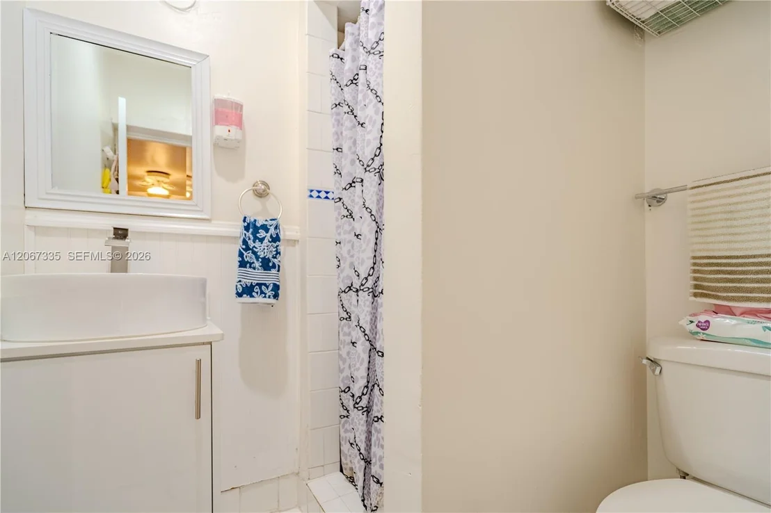 Photo of 990 W 56th St