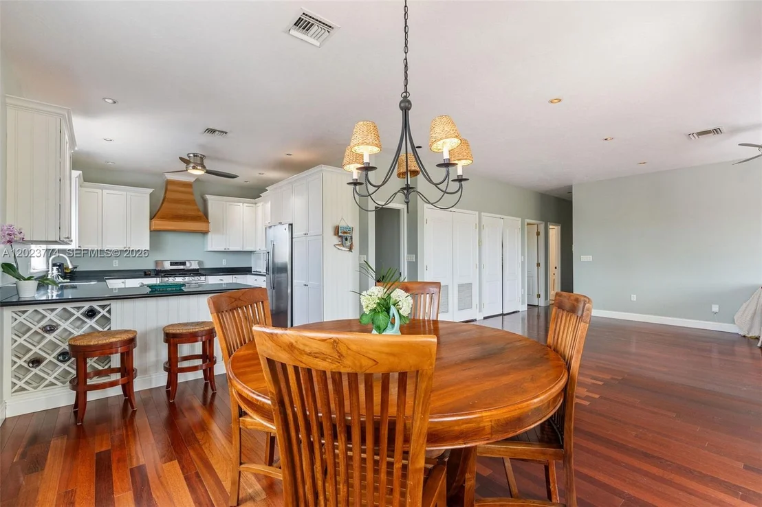 Photo of 365 Loeb ave