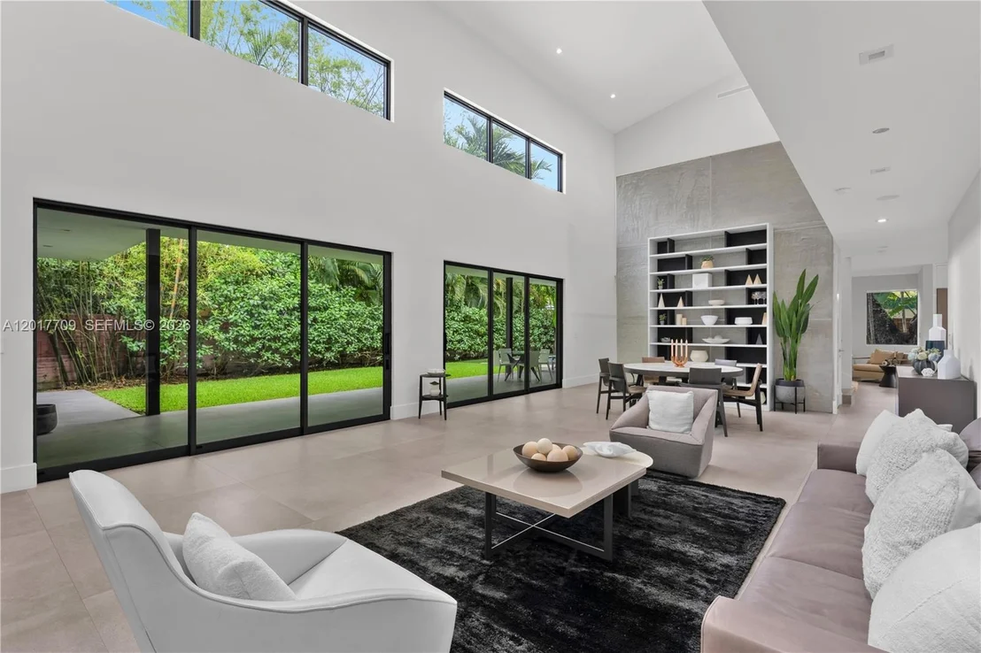Photo of 10 Samana Dr